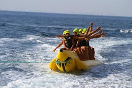 Un groupe de personnes s'amuse pendant une sortie en bouée Banana Boat à la Costa Blanca avec Baliser Mar.