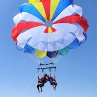 Un couple fait du parachute ascensionnel à la plage de Mil Palmeras avec BaliserMar Costa Blanca.