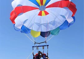 A couple go parasailing at Mil Palmeras beach with BaliserMar Costa Blanca.