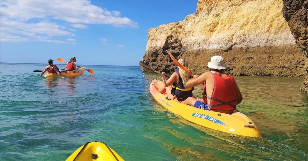 Una pareja realiza una excursión de kayak en la playa de las Mil Palmeras con BaliserMar.