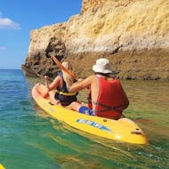 Dos personas realizan una excursión en kayak en la Playa de las Mil Palmeras con BaliserMar Costa Blanca.