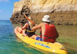 Deux personnes partent faire du kayak à la plage de Mil Palmeras avec BaliserMar Costa Blanca.