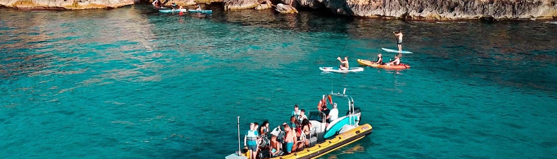 Een boottrip gaat van Magaluf langs de kustlijn van Calvià tijdens een tocht met Oceana Boat Mallorca.