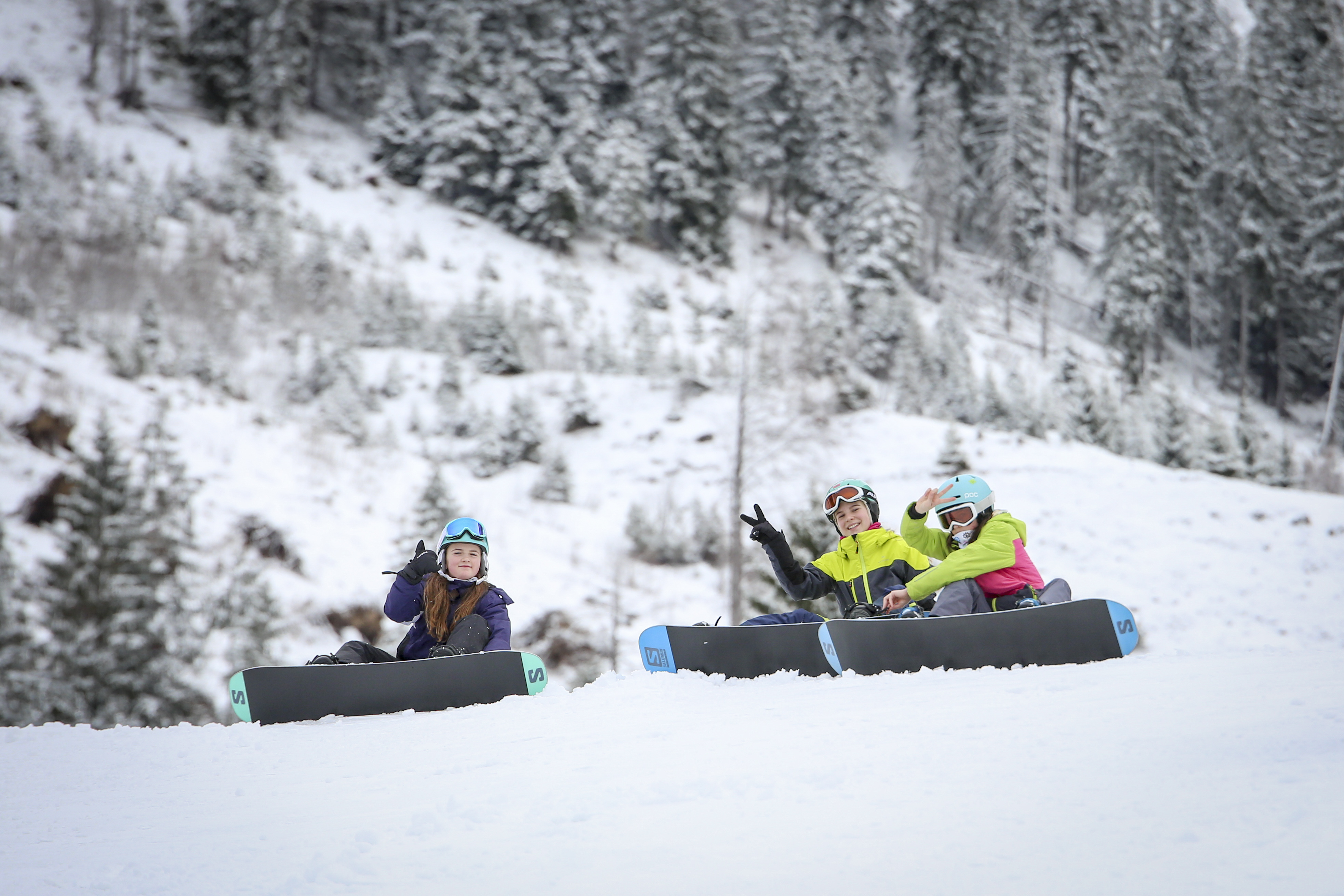 Die Teenager diskutieren über das, was sie heute im Snowboardkurs für Kinder NTC Kids Camp für alle Levels mit der NTC Sport Skischule Oberstdorf gelernt haben.