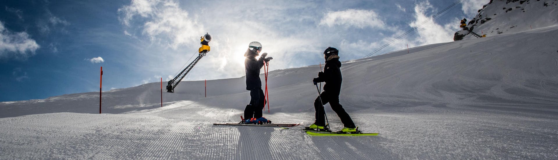 Mensen nemen deel aan privé skilessen voor kinderen voor experts bij Skischool Zenit in Saas-Fee.