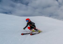 Een kleine skiër raast de piste af tijdens privé-skilessen voor kinderen met experts bij Skischool Zenit Saas-Fee.