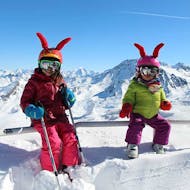 Deux jeunes skieurs passent une super après-midi sur les pistes lors de leur cours particulier de ski pour enfants avec Prosneige La Tania & Courchevel 1850.