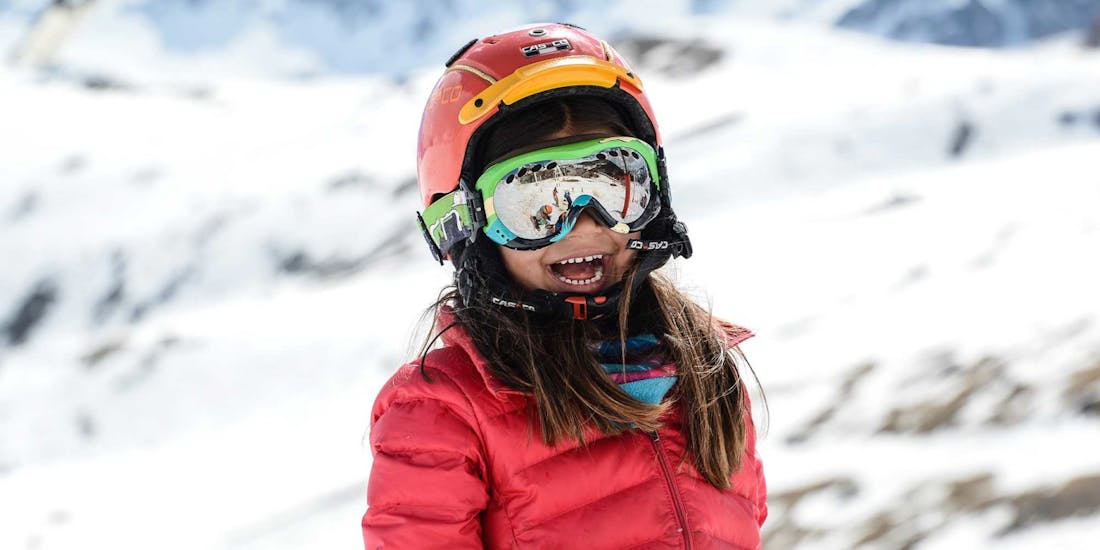 Ein kleines Mädchen hat viel Spaß bei ihrem privaten Skikurs für Kinder mit Prosneige La Tania und Courchevel 1850.