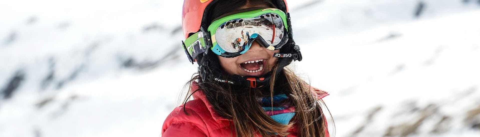 Ein kleines Mädchen hat viel Spaß bei ihrem privaten Skikurs für Kinder mit Prosneige La Tania und Courchevel 1850.