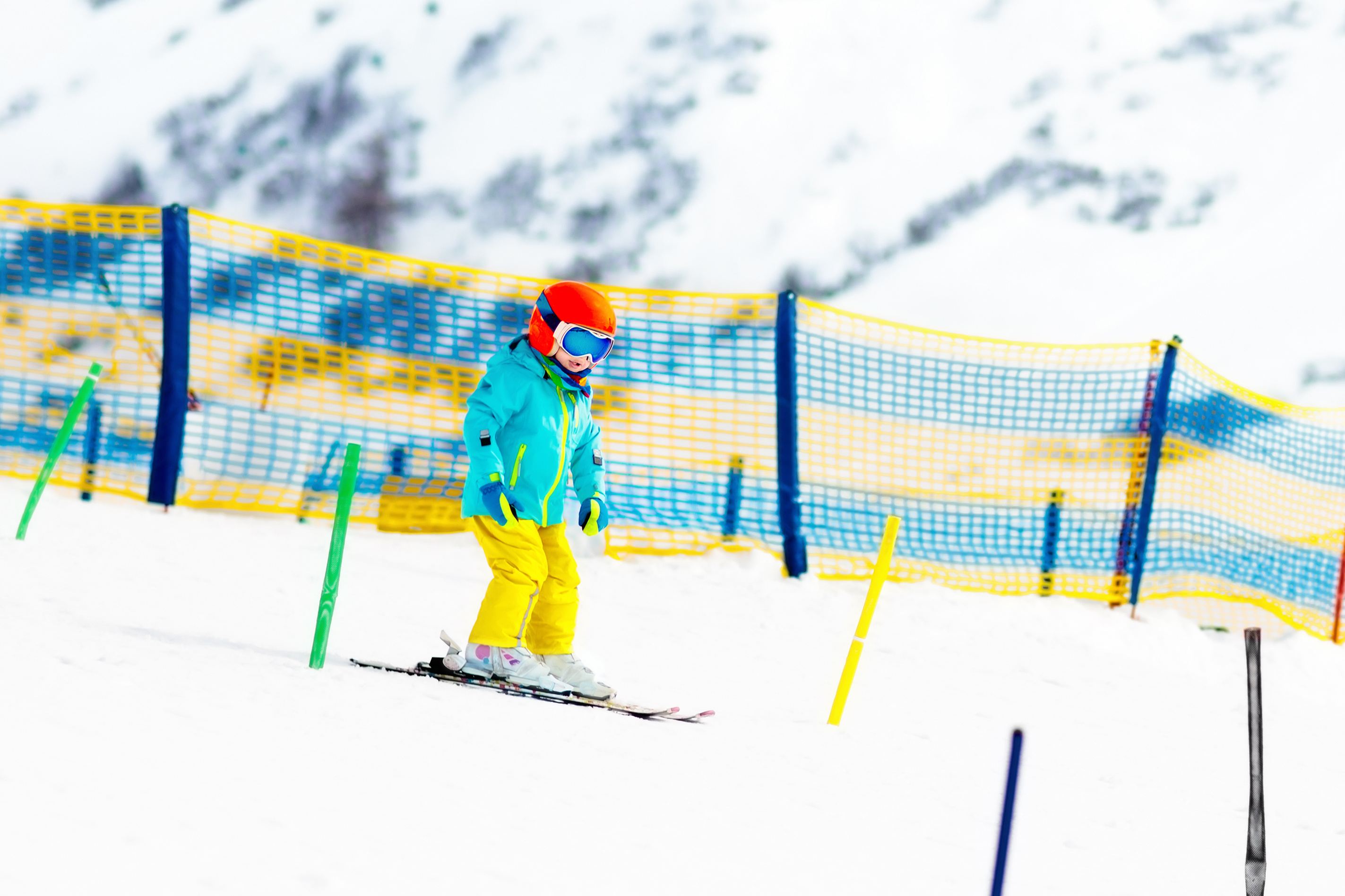 A young child is practicing their first turns during the bambini kids ski lessons (4-6 y.) for first timers with Family Ski School GO! Bad Gastein.