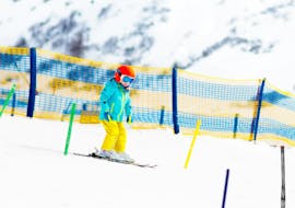 Een jong kind oefent zijn eerste bocht tijdens de bambini kinderskilessen (4-6 j.) met Family Ski School GO! Bad Gastein. 