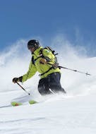 Ein Skilehrer von Prosneige La Tania & Courchevel 1850 zeigt seinen Schülern während einer privaten Skistunde für Erwachsene, wie man im Pulverschnee fährt.