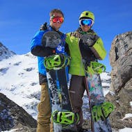 An instructor and his student prepare to go down a slope during a private snowboarding lesson with Prosneige La Tania & Courchevel 1850.