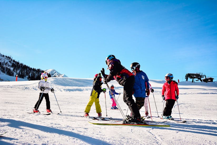 Instructor and children during private ski lesson for kids of all levels with YES Academy Sestriere..