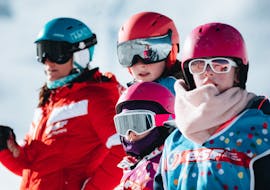Die Kinder machen ein Foto mit ihrem Skilehrer während des Kinder-Skikurses "Super 6" (5-12 J.) - Maximal 6 pro Gruppe mit ESF Val Thorens.
