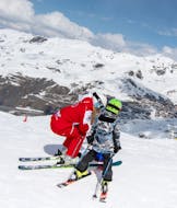 Une monitrice de l'ESF Val Thorens soutient son élève lors d'un cours particulier de ski pour enfants.