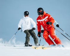 Skifahrer folgen ihrem Skilehrer auf der Piste während eines privaten Skikurses für Erwachsene mit ESF Val Thorens.