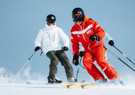 Un esquiador sigue a su instructor por la pendiente durante sus clases particulares de esquí para adultos, para todos los niveles, con ESF Val Thorens.