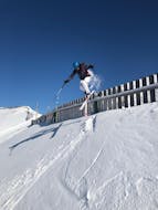 Ein Skifahrer während seines privaten Freeride Kurses mit der Skischule SkiArt in Kitzbühel.