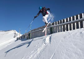 Un skieur pendant ses cours particuliers de freeride à l'école de ski SkiArt à Kitzbühel.