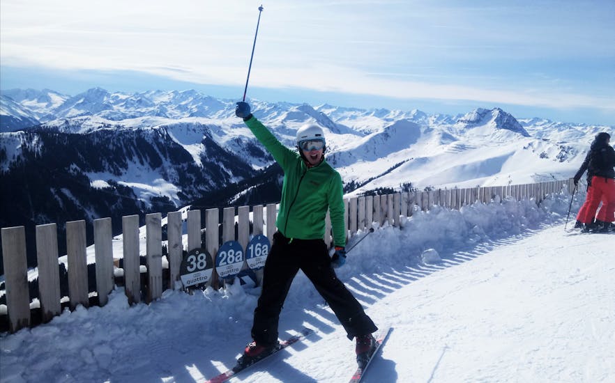 Ein Skifahrern auf den Pisten von den Kitzbüheler Alpen während seiner privaten Ski Safari in Kitzbühel mit der Skischule Skiart.