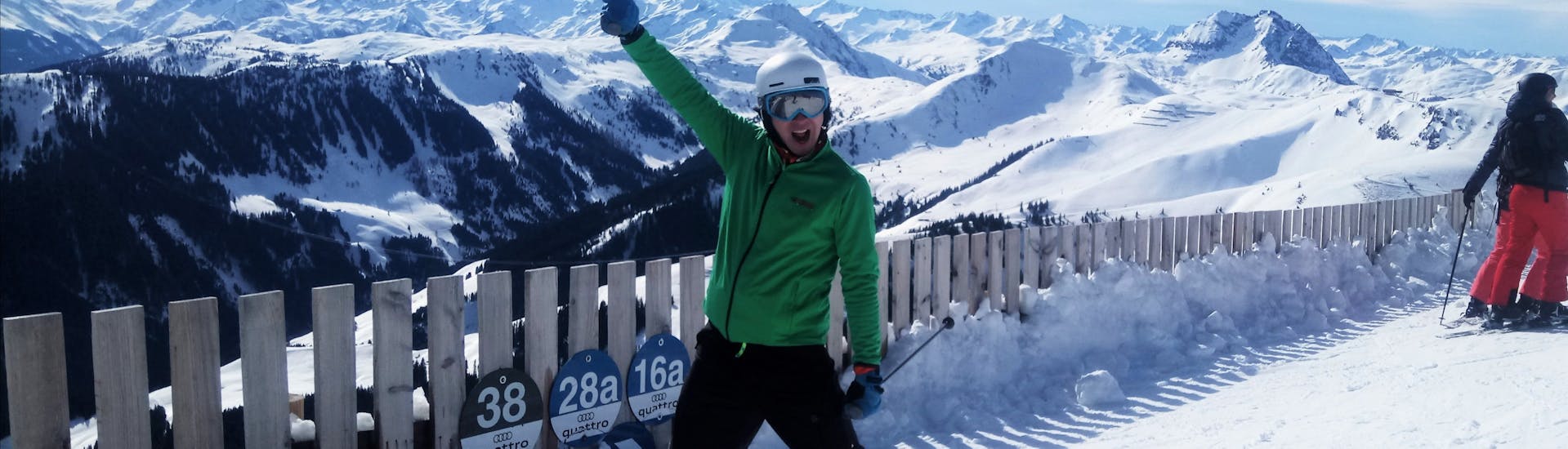 Een skiër op de hellingen van de Kitzbüheler Alpen tijdens zijn privé skisafari in Kitzbühel met skischool Skiart.