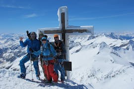 Eine Gruppe während ihrer Skitour mit der SkiArt Skischule in Kitzbühel.