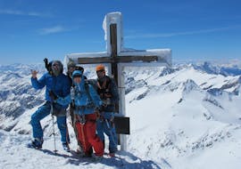 Een groep tijdens hun skitour met de SkiArt skischool in Kitzbühel.