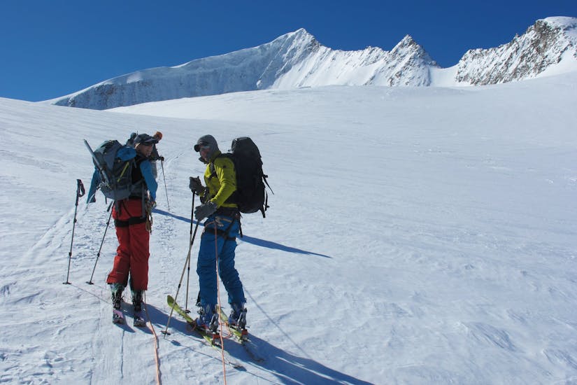 Two winter sports enthusiasts during their ski tour in Kitzbühel with the SkiArt ski school.
