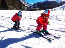 Bambini che imparano a schussare a Limone durante una delle lezioni di sci per bambini alle prime armi.