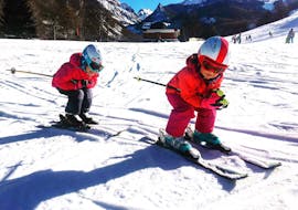 Les enfants apprennent à faire du schuss à Limone pendant l'un des cours de ski pour enfants pour débutants.
