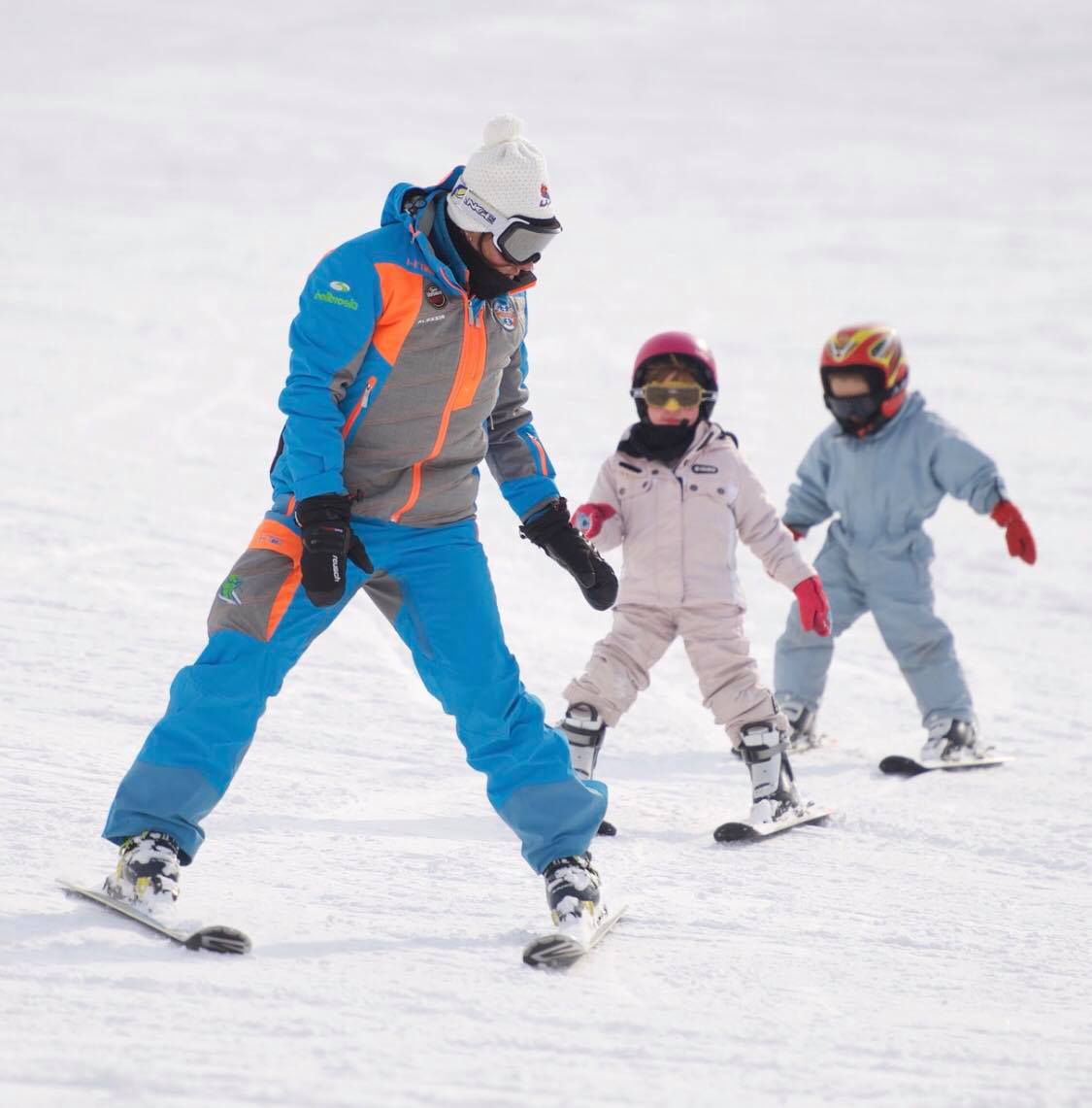 Kids and ski instructors in Limone during one of the Kids Ski Lessons for Beginners. 