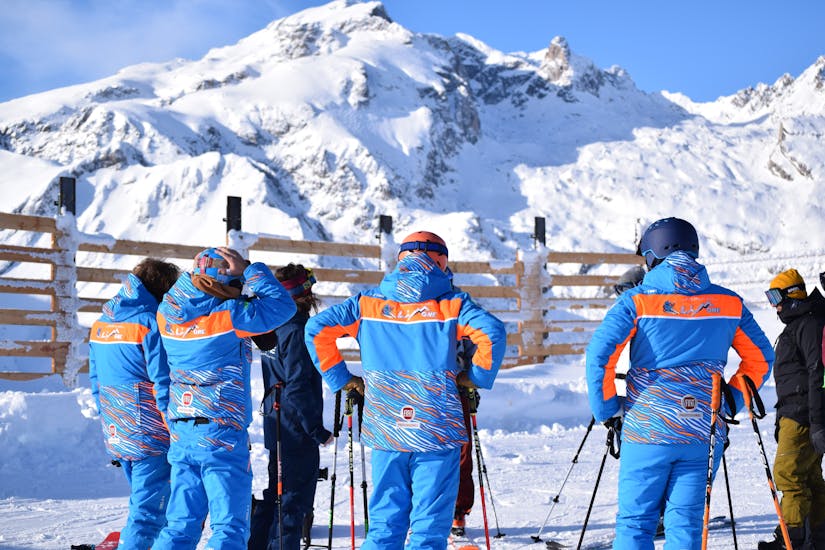 Maestri di sci che si preparano prima di una delle lezioni di sci per bambini di livello avanzato a Limone.