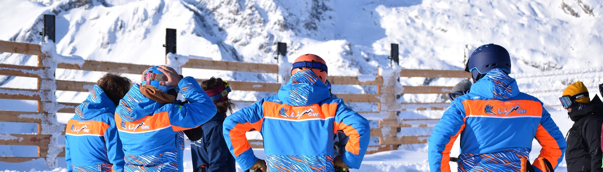 Maestri di sci che si preparano prima di una delle lezioni di sci per bambini di livello avanzato a Limone.