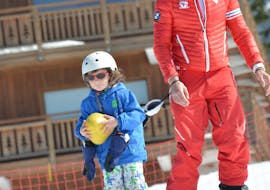 A child learns to ski during a Mini-Piou kids ski lesson with the ESF Courchevel 1650.