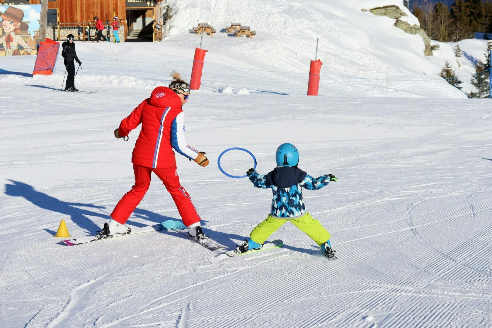 Un bambino impara a sciare durante le lezioni di sci per bambini "Club Piou-Piou" (3-5 anni) con ESF Courchevel 1650 - Moriond.