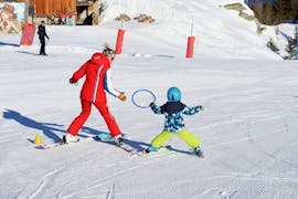 Un bambino impara a sciare durante le lezioni di sci per bambini "Club Piou-Piou" (3-5 anni) con ESF Courchevel 1650 - Moriond.