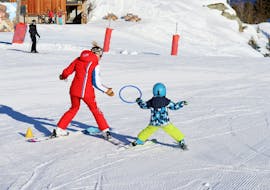 Ein Kind lernt das Skifahren während des Kinderskikurses "Club Piou-Piou" (3-5 Jahre) bei ESF Courchevel 1650 - Moriond.