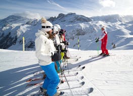 Los esquiadores escuchan a su instructor durante sus Clases de esquí para adolescentes y adultos para todos los niveles con ESF Courchevel 1650 - Moriond.