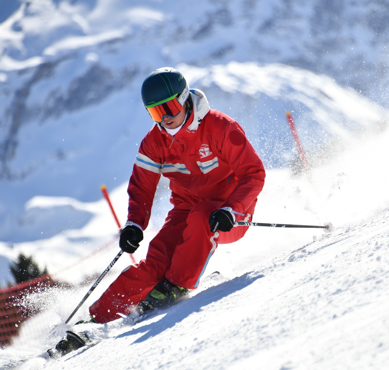 Un ado dévale une piste avec brio lors d'un cours de ski pour ados et adultes de tous niveaux avec l'ESF Courchevel 1650.