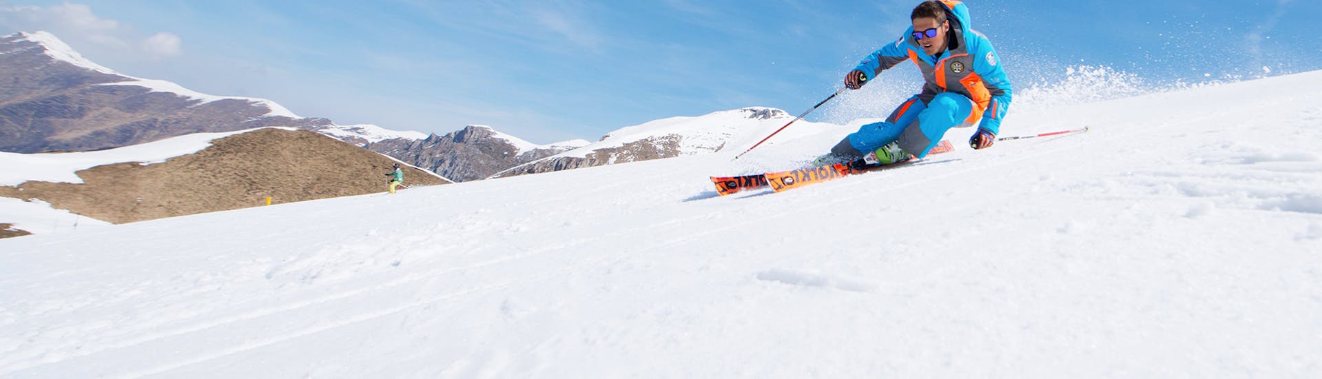 Un moniteur de ski par une journée ensoleillée à Limone pendant l'un des cours particuliers de ski Freeride.