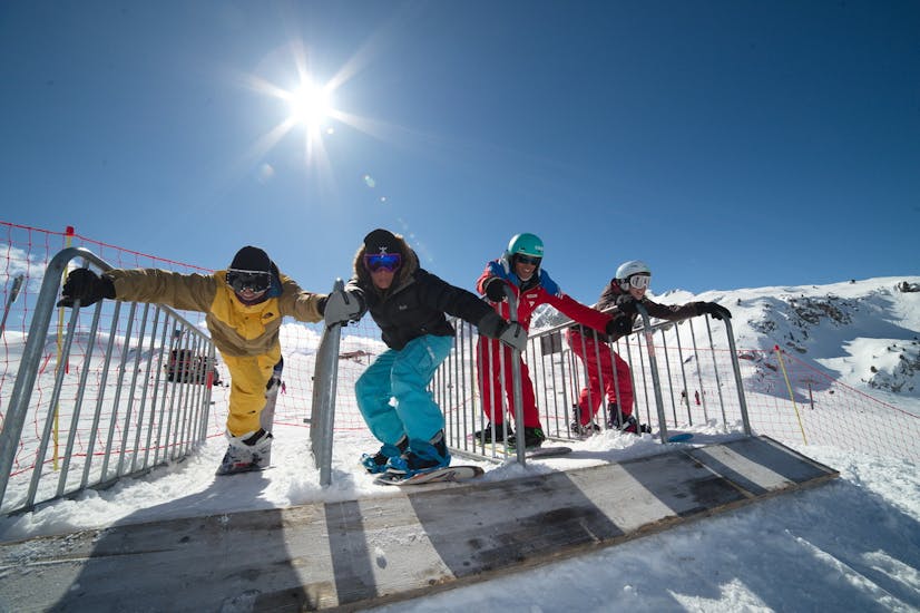 Des snowboardeurs sont prêts à affronter le boarder cross lors d'un cours de snowboard pour tous niveaux avec l'ESF Courchevel 1650.