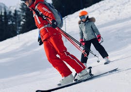 Un instructor y un estudiante durante una clase particular de esquí para niños con ESF Courchevel 1650.