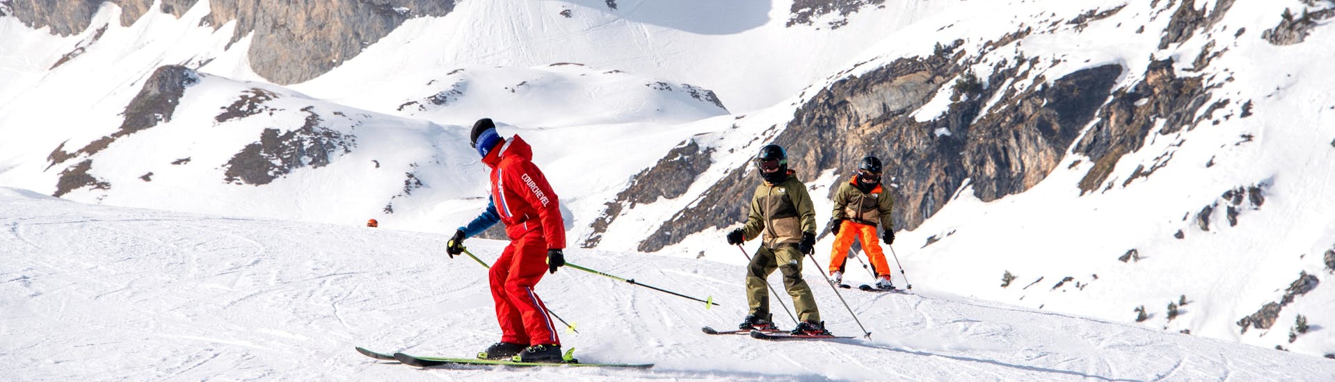 Skifahrer folgen ihrem Skilehrer während des Privatskikurses für Kinder aller Altersstufen bei ESF Courchevel 1650 - Moriond.