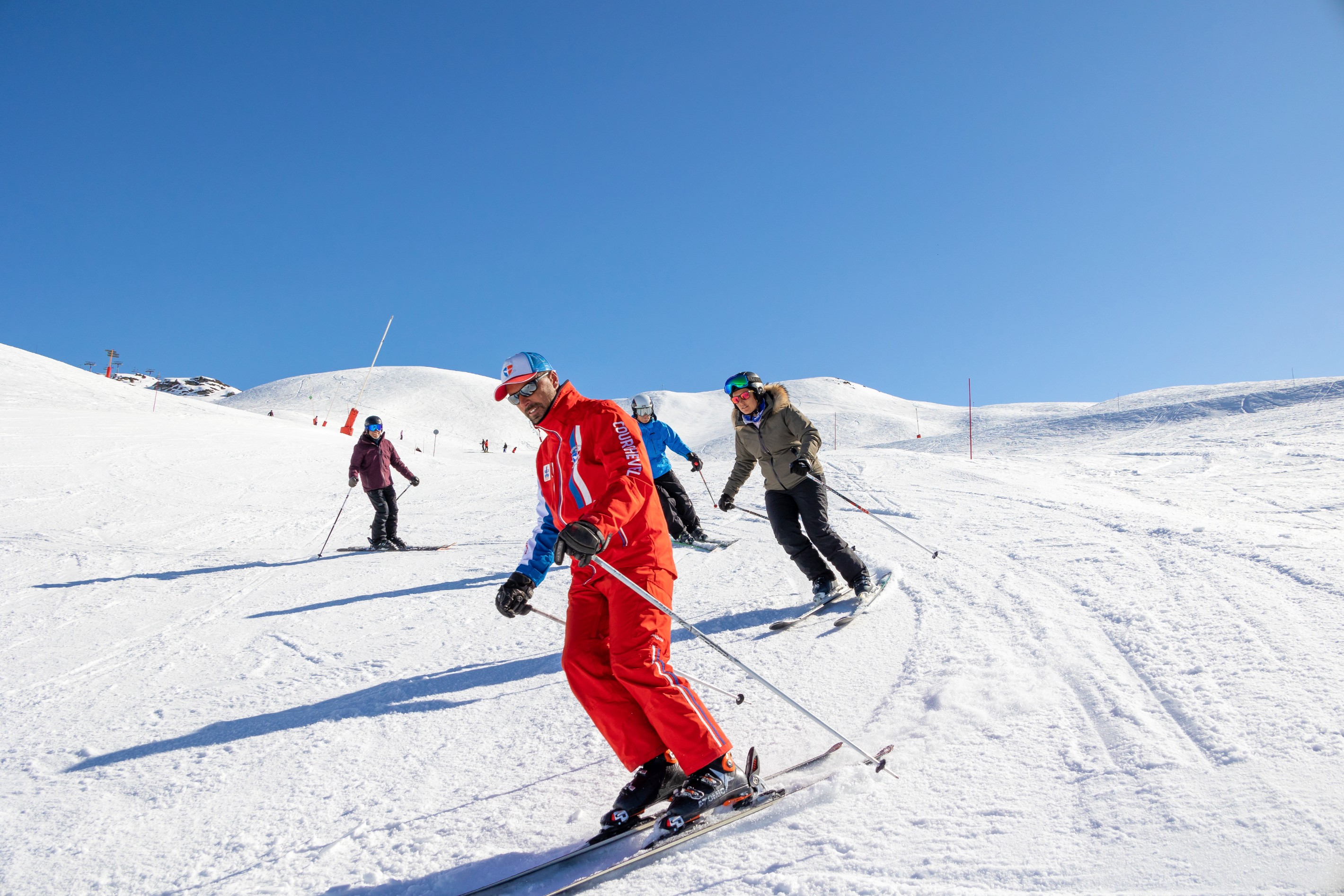 Les skieurs suivent leur moniteur sur la piste pendant leur Cours particulier de ski Adultes pour Tous niveaux avec ESF Courchevel 1650 - Moriond.