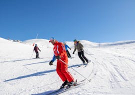 Les skieurs suivent leur moniteur sur la piste pendant leur Cours particulier de ski Adultes pour Tous niveaux avec ESF Courchevel 1650 - Moriond.