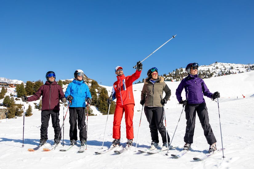 Les skieurs font une pause pour admirer le paysage pendant leur Cours particulier de ski Adultes pour Tous niveaux avecESF Courchevel 1650 - Moriond.