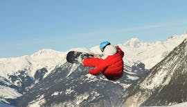 Grazie a una lezione privata di snowboard con l'ESF Courchevel 1650, questo snowboarder riesce a fare un trick.