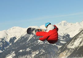 Grâce à un cours particulier de snowboard avec l'ESF Courchevel 1650, ce snowboardeur réussit à faire une figure.