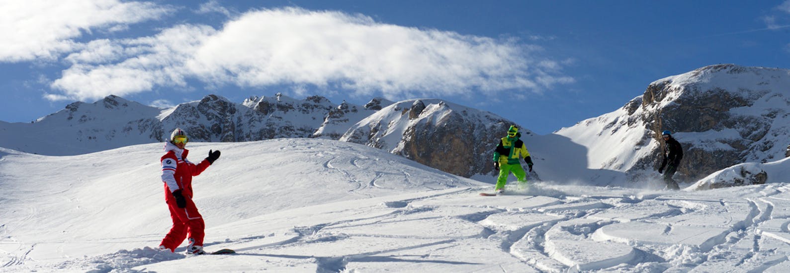 A snowboarder takes advantage of his private snowboarding lesson with the ESF Courchevel 1650 to go off-piste.